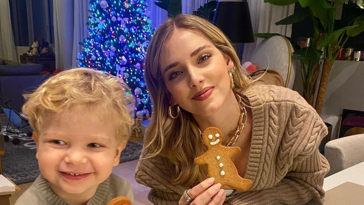 К'яра Ферраньї прикрасила новорічну ялинку та різдвяні пряники К'яра Ферраньї прикрасила новорічну ялинку та різдвяні пряники