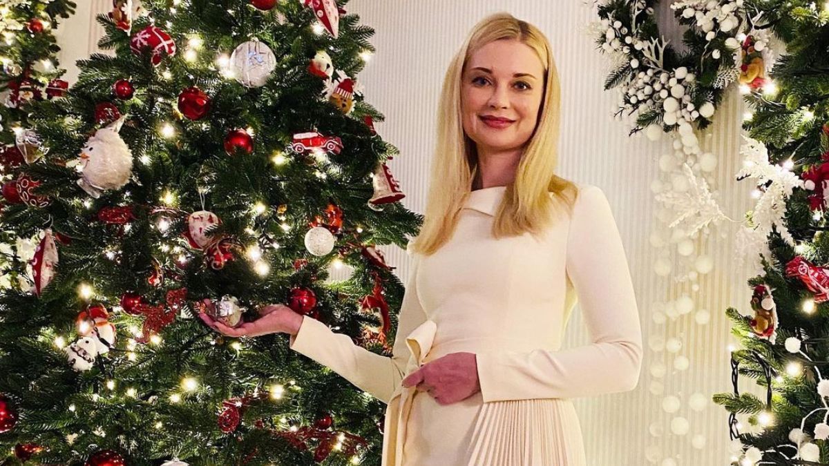 Лідія Таран зачарувала ніжнім образом біля новорічної ялинки Лідія Таран зачарувала ніжнім образом біля новорічної ялинки