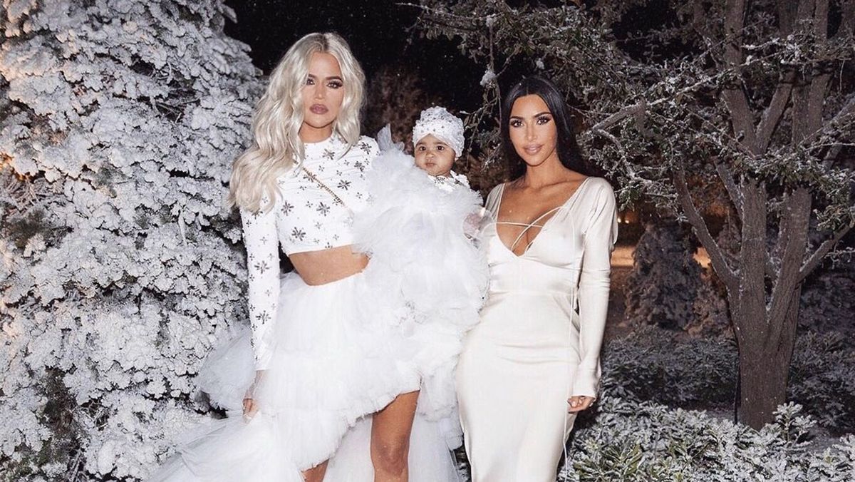 Хлои Кардашян с дочкой и Ким Кардашян Хлои Кардашян с дочкой и Ким Кардашян