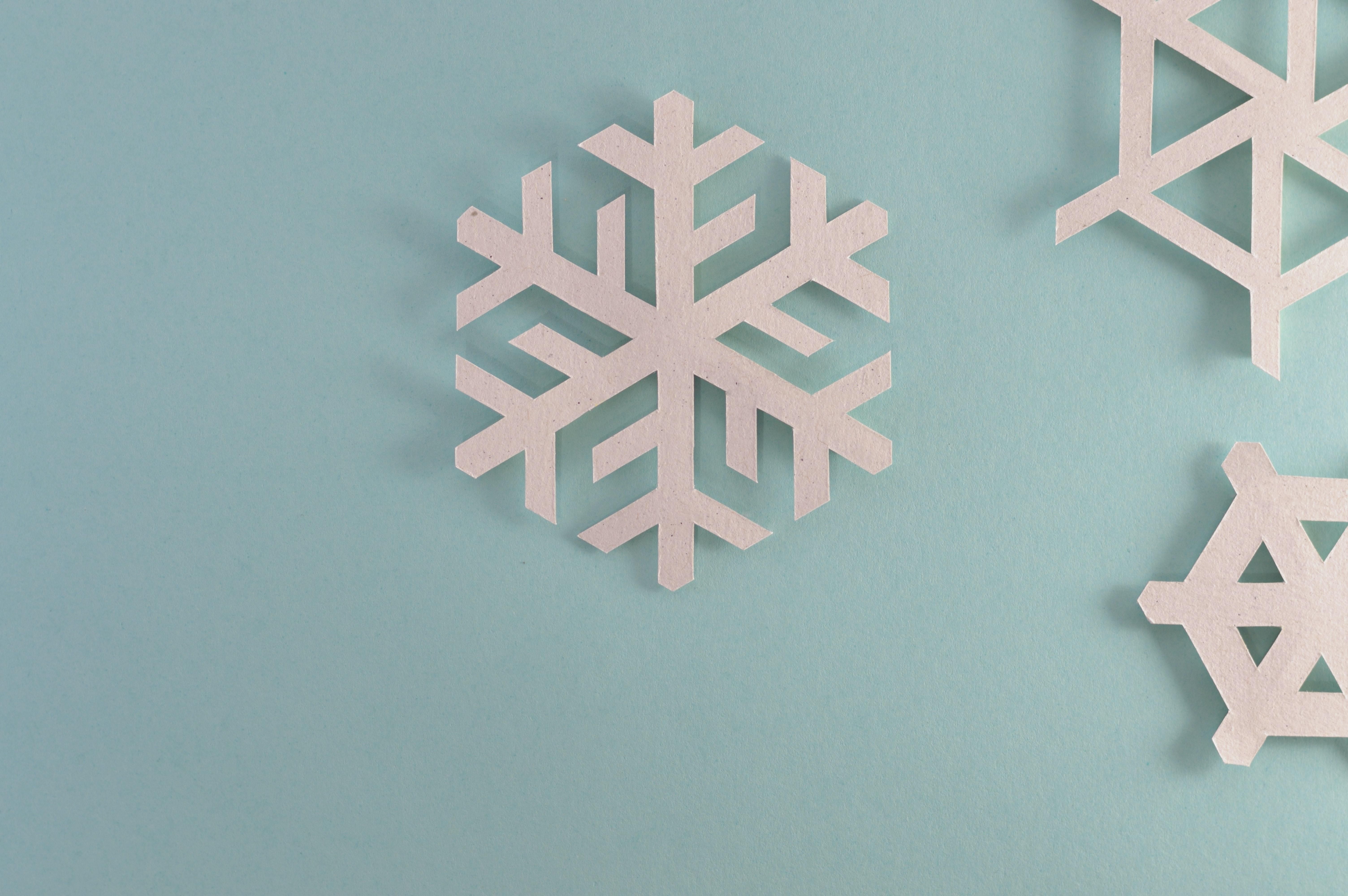 Как делать снежинки из бумаги своими руками: идеи новогодних узоров из бумаги – фото