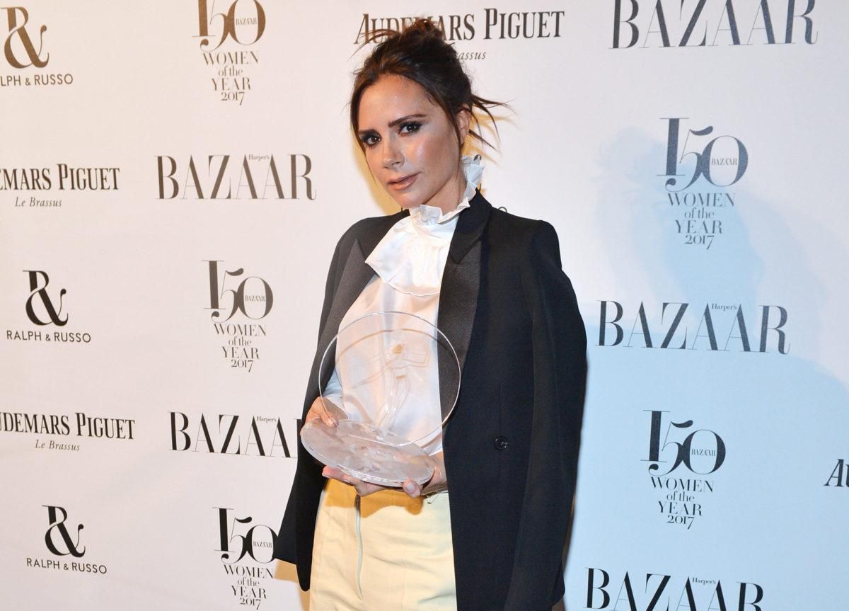 Вікторія Бекхем показала фото і відео у класичному пальто Вікторія Бекхем показала фото і відео у класичному пальто