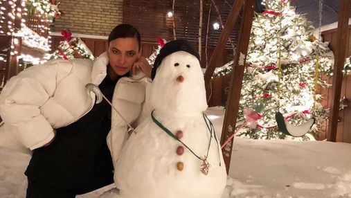 Как в детстве: Ирина Шейк слепила забавного снеговика в заснеженном Нью-Йорке