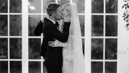 Хейли Бибер показала фото со свадьбы, которой раньше не было в сети