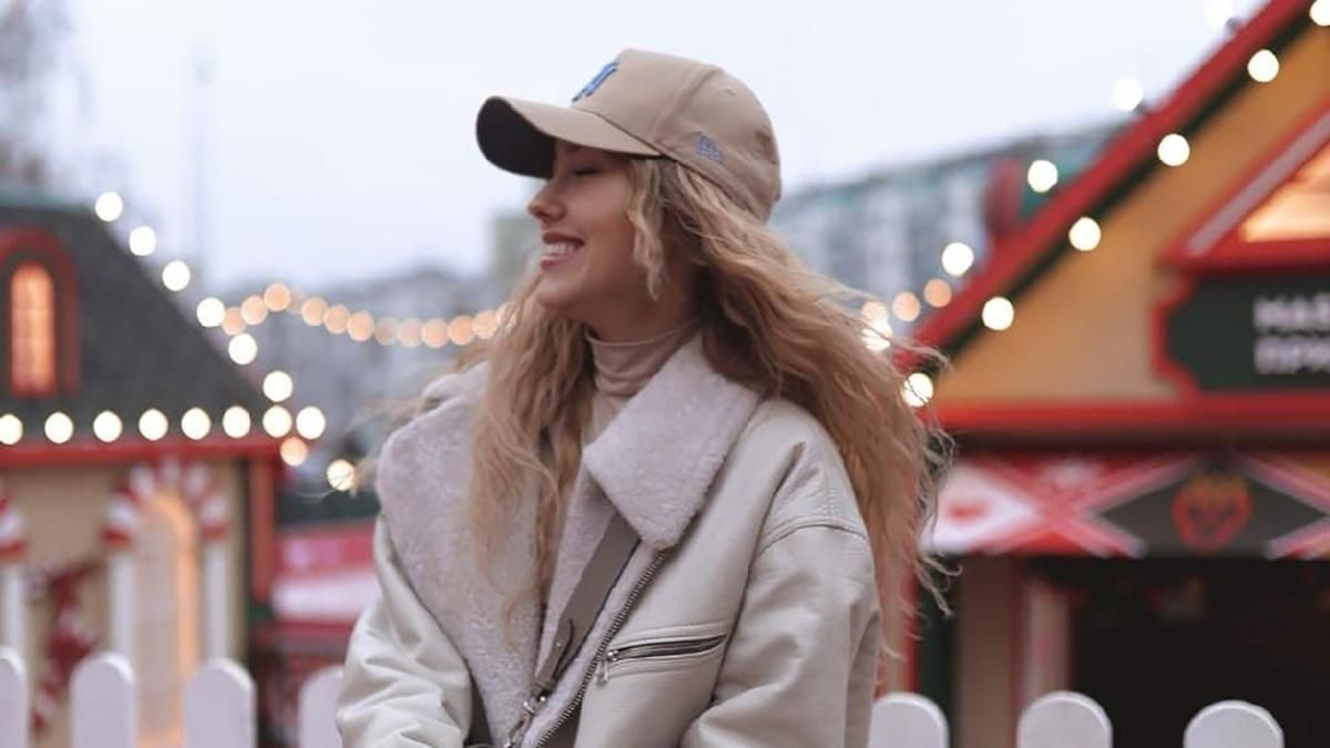 Даша Квіткова позує у стильному вбранні Даша Квіткова позує у стильному вбранні