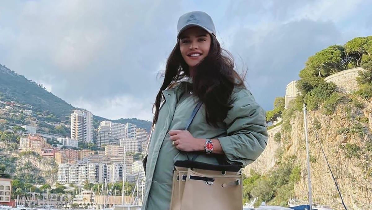 Анна Андрес надела стильный наряд Анна Андрес надела стильный наряд