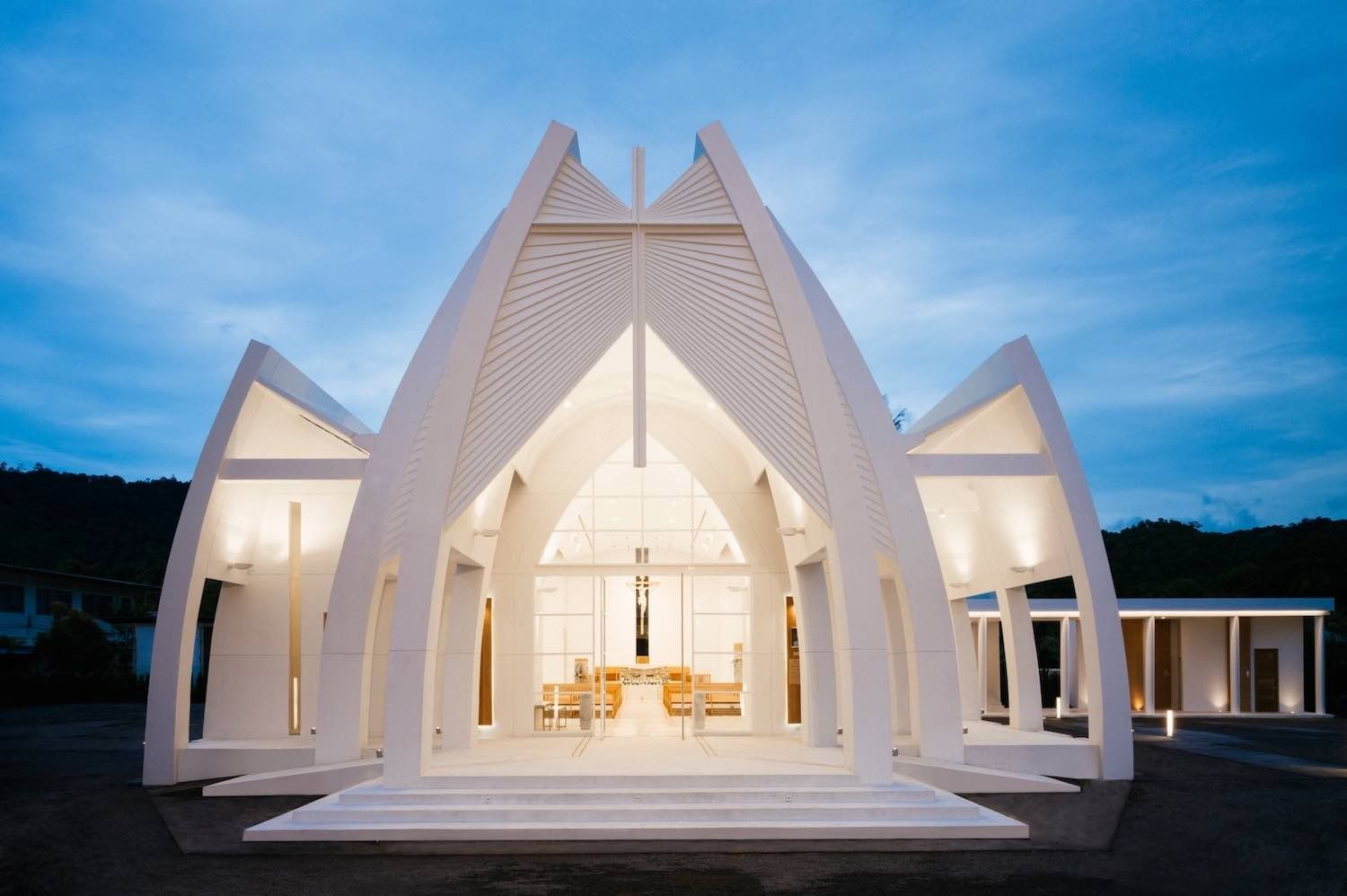 В Таиланде построили современную церковь в форме рук: фото