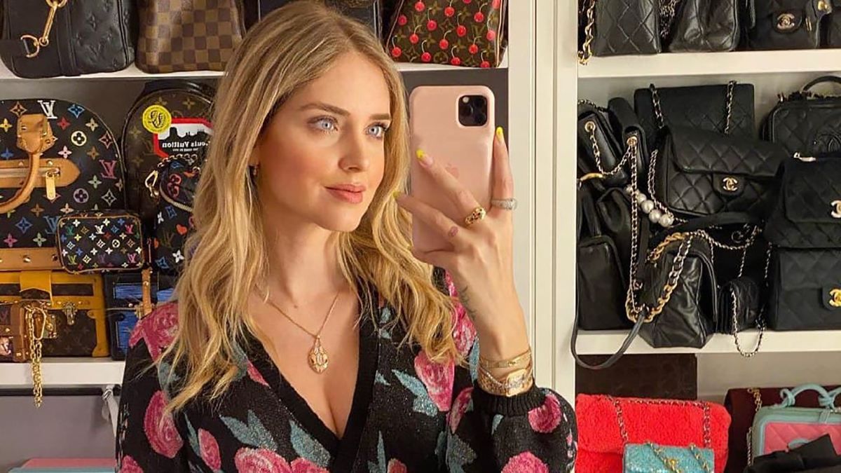 К'яра Ферраньї показує, як носити трендові колготки К'яра Ферраньї показує, як носити трендові колготки