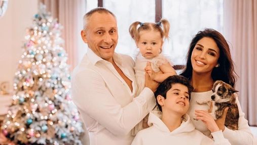 З дітьми та чоловіком: Санта Дімопулос знялась у чарівній сімейні фотосесії перед Новим роком