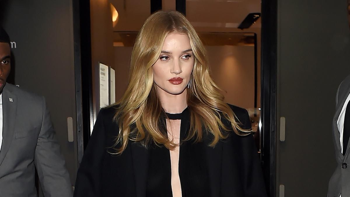 Розі Гантінгтон-Вайтлі демонструє лаконічний аутфіт Розі Гантінгтон-Вайтлі демонструє лаконічний аутфіт