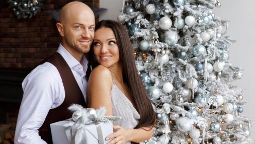 Влад Яма показал фото с женой и рассказал о новогодних елках в своем доме