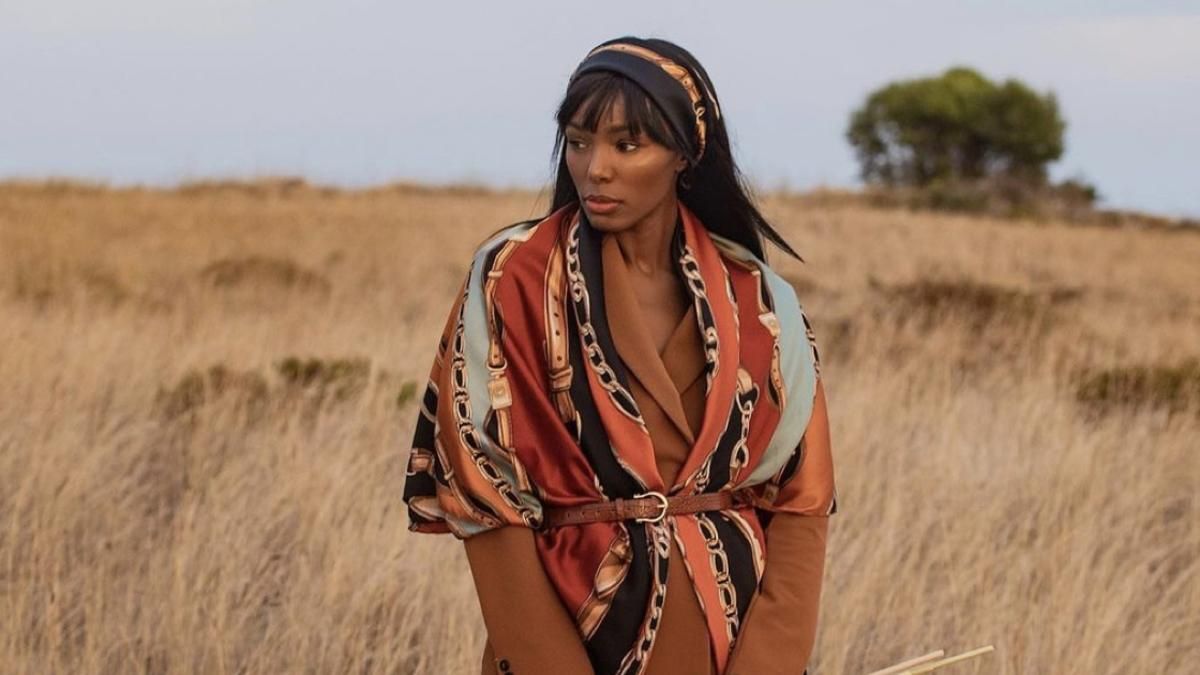 Модель Клауд Морейра может сделать из шарфа угодно: видеоинструкции Модель Клауд Морейра может сделать из шарфа угодно: видеоинструкции