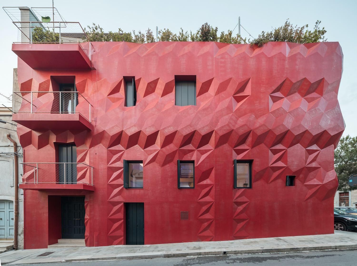 Червоний дім для художників: фото сучасної резиденції в Італії