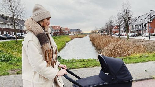 Нідерландська модниця: Ромі Стрейд вперше прогулялася з донечкою у білосніжному вбранні – фото