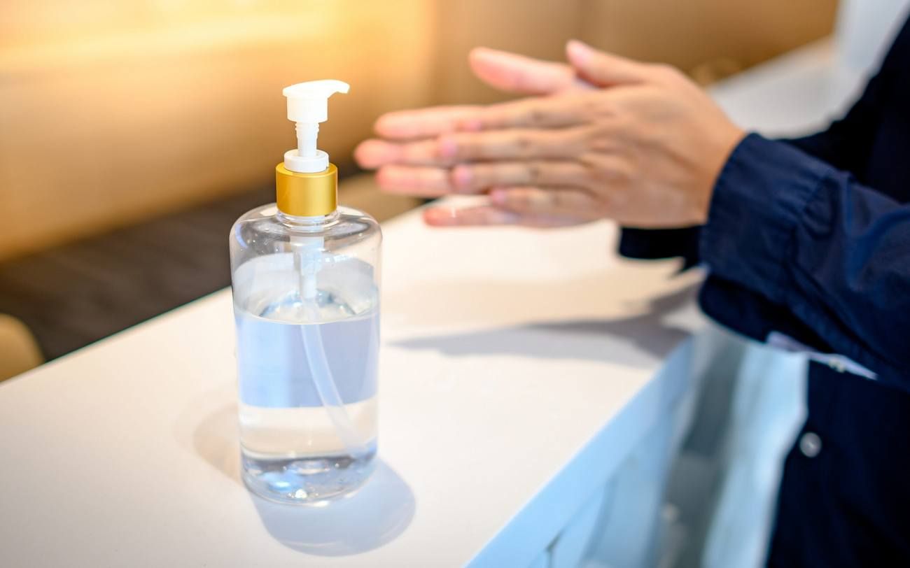 Спиртовой антисептик для рук: как использовать в быту Спиртовой антисептик для рук: как использовать в быту