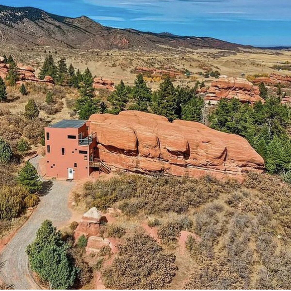 У США продають скелю: в ній розмістили сучасний будинок – фото У США продають скелю: в ній розмістили сучасний будинок – фото