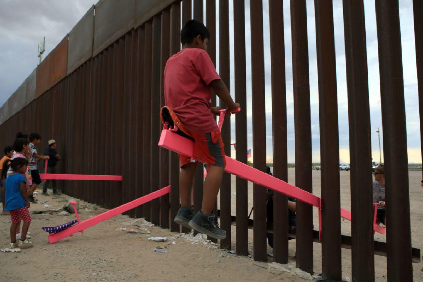 Дизайн року 2020:  рожева гойдалка на кордоні Мексики та США – фото