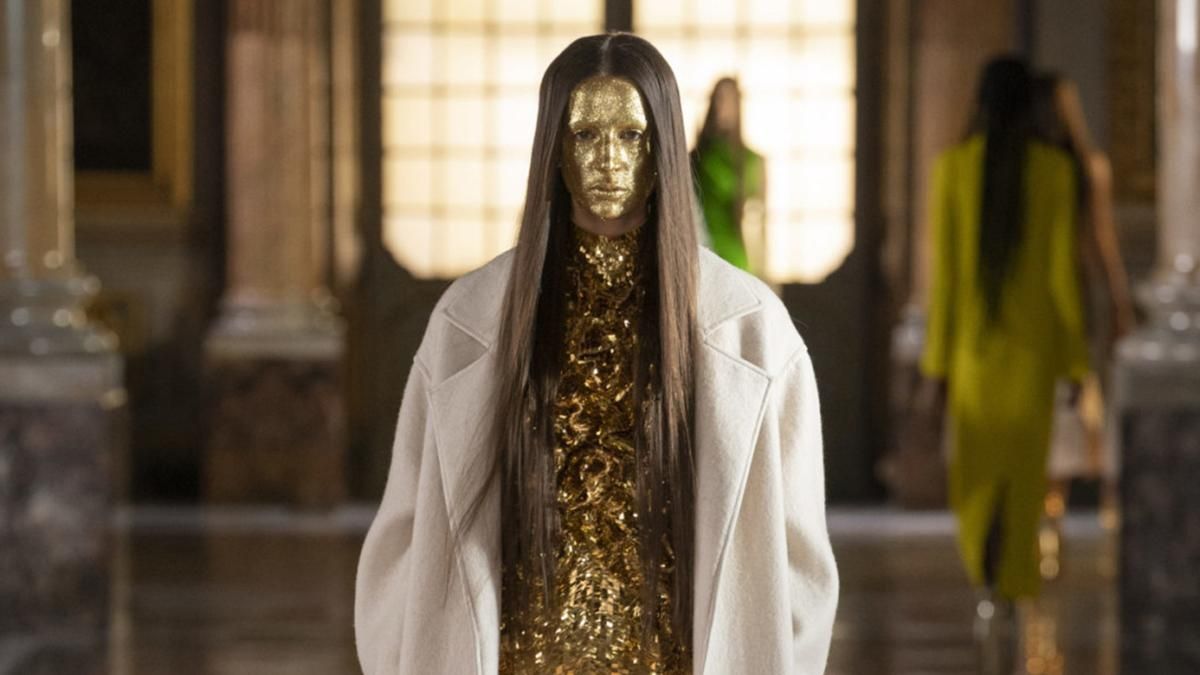 Длинные волосы и позолоченное лицо: как выглядел показ Valentino в самом сердце Рима Длинные волосы и позолоченное лицо: как выглядел показ Valentino в самом сердце Рима