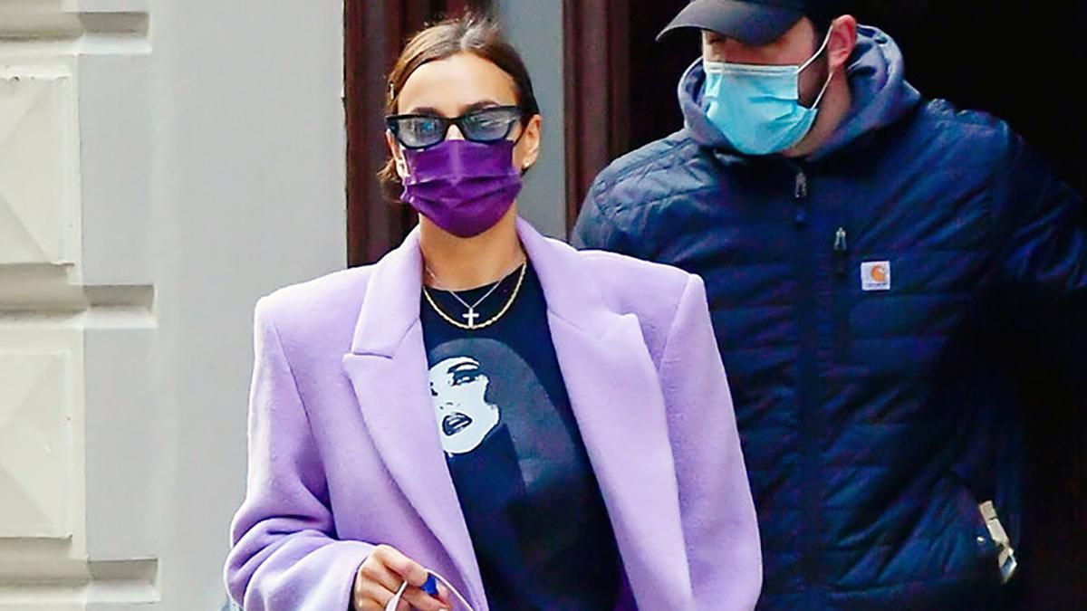 Ірина Шейк прогулялася у стильному пальто Нью-Йорком: фото образу Ірина Шейк прогулялася у стильному пальто Нью-Йорком: фото образу