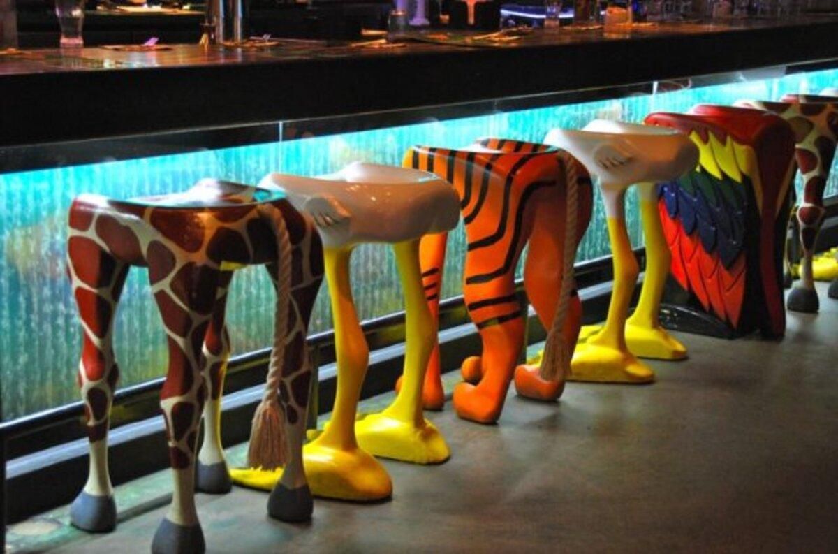 Мережа відомих ресторанів пропонує гостям стільці у вигляді тварин