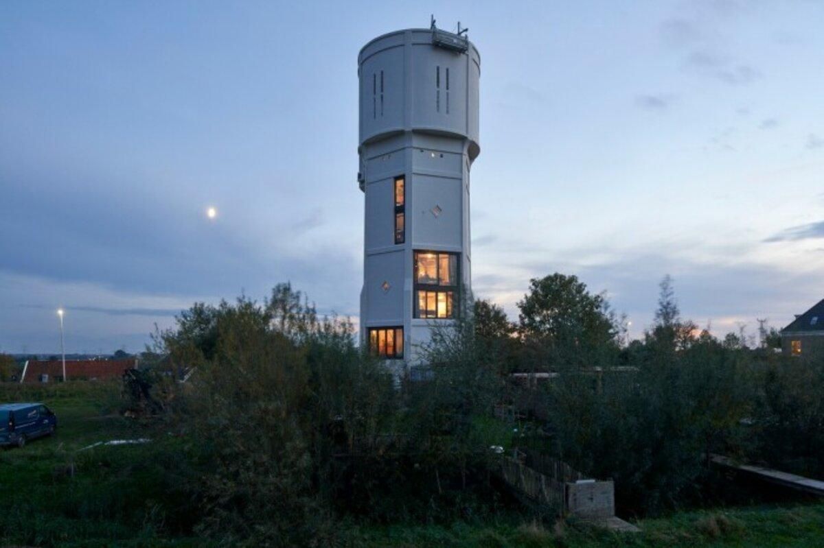 В водонапорной башне сделали стильное жилье: сколько это стоит