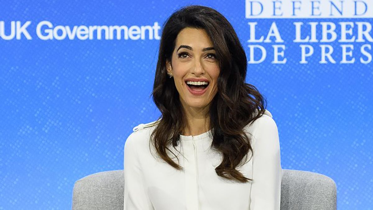 День народження Амаль Клуні: фото стильних образів День народження Амаль Клуні: фото стильних образів