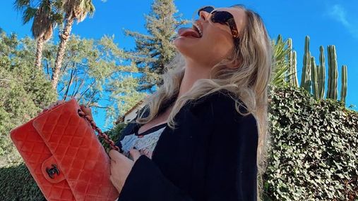 У літньому платті та персиковій сумці Chanel: Ельза Госк позує на тлі пальм – сонячні фото
