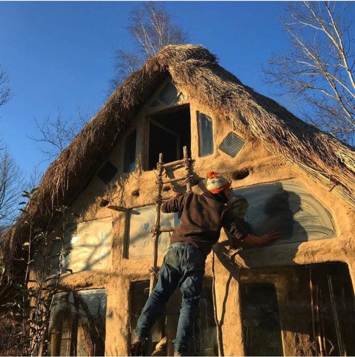 Эко-хата: парень собственноручно строит стильный дом на Закарпатье