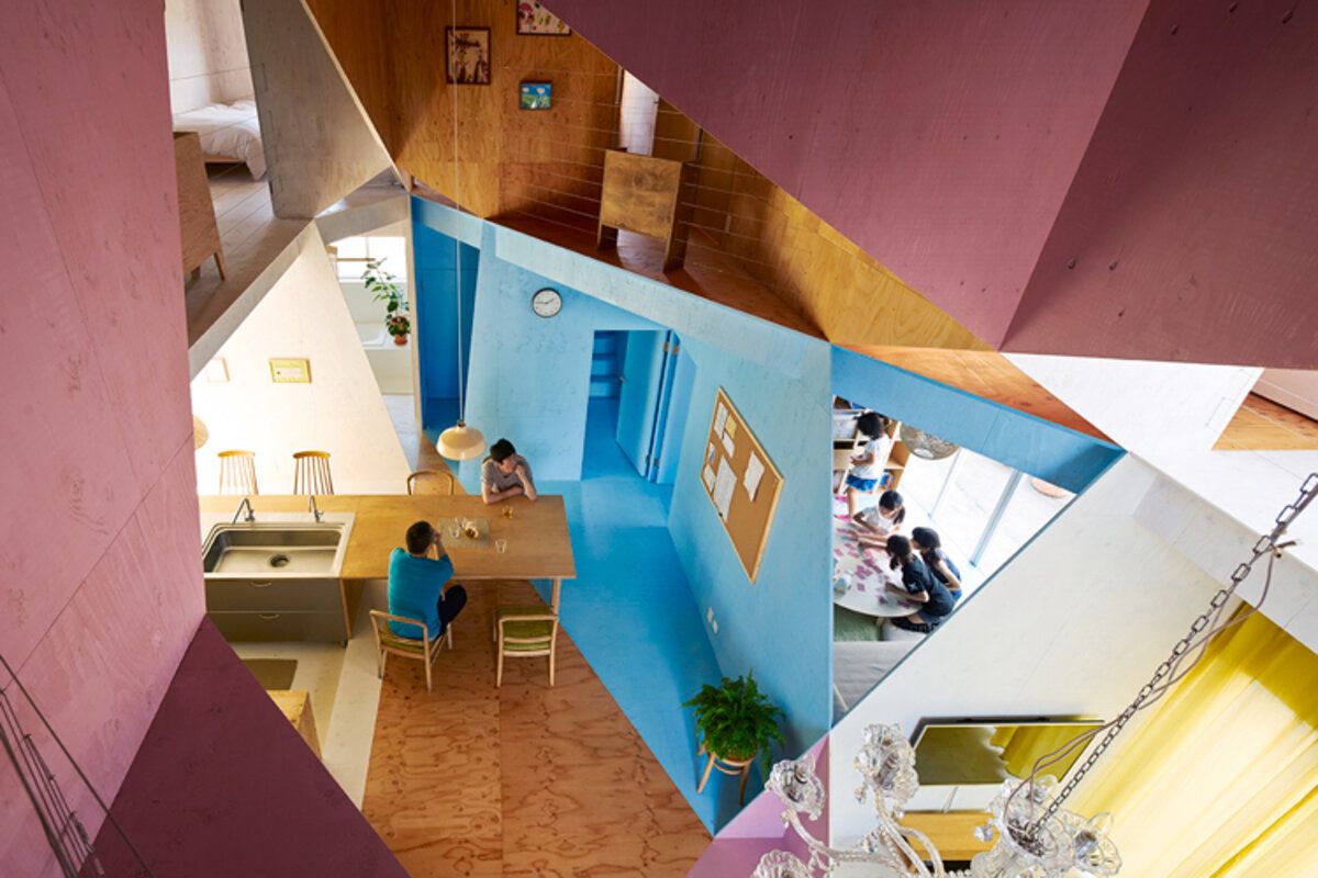 Радужный дом в Японии, у которого вырезали кусок изнутри: фото