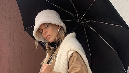 Як одягнутися у першу дощову погоду навесні: стильний прийом від Софії Коельо