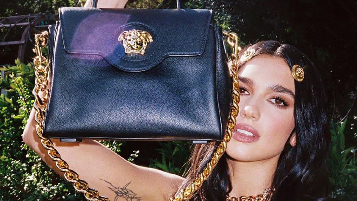 Дуа Липа показала новую сумку из коллекции Versace: фото