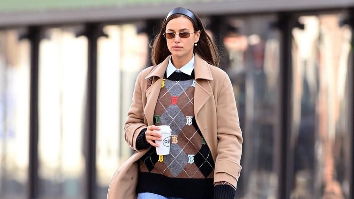 Ірина Шейк прогулялася у джемпері від Burberry: фото Ірина Шейк прогулялася у джемпері від Burberry: фото