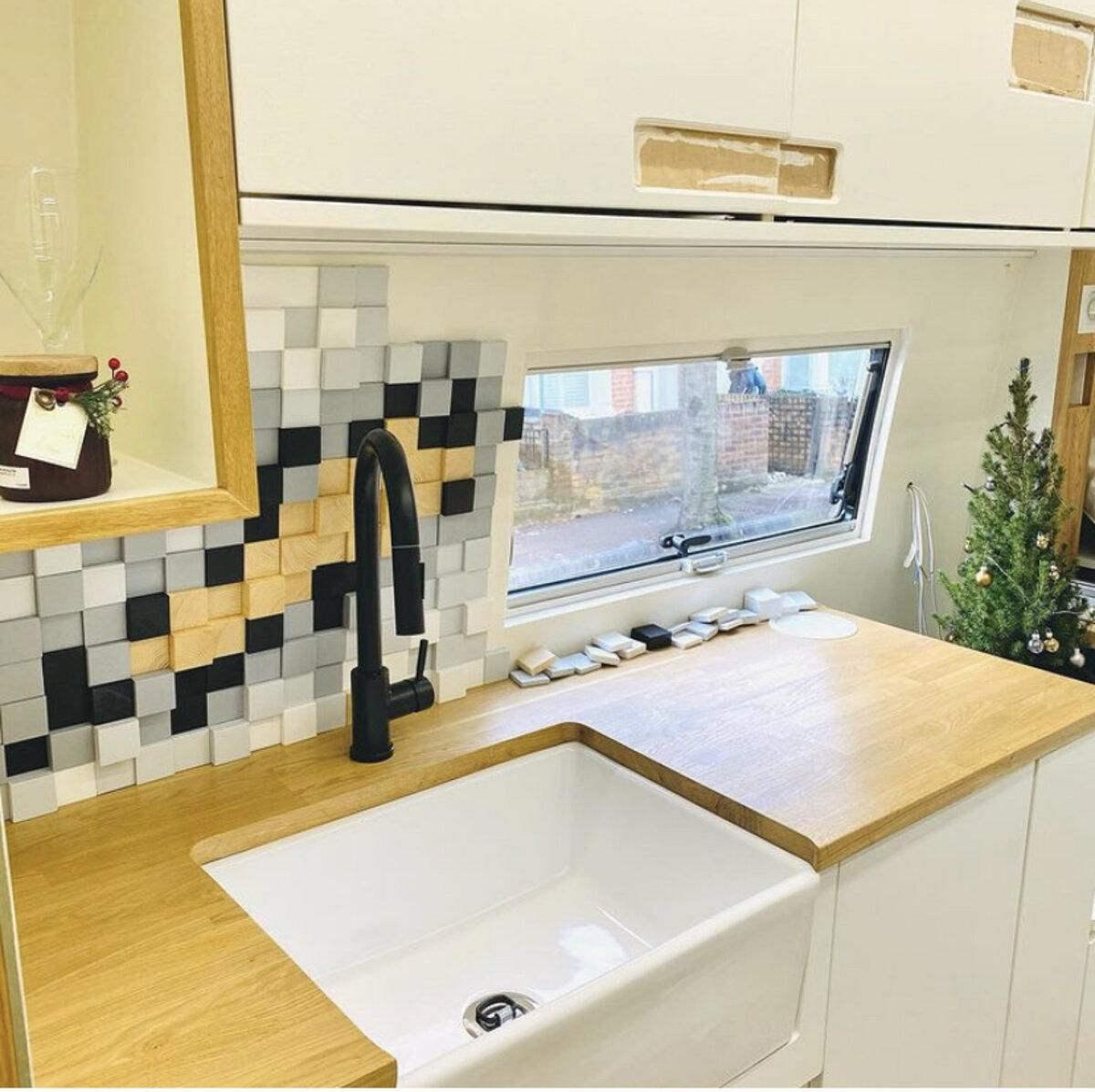 Будинок на колесах: з мікроавтобуса зробили квартиру Будинок на колесах: з мікроавтобуса зробили квартиру