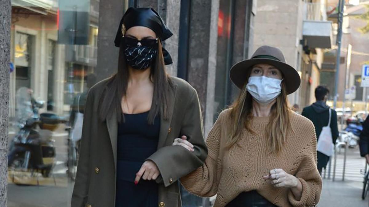 Ірина Шейк прогулялася Міланом у косинці: фото Ірина Шейк прогулялася Міланом у косинці: фото