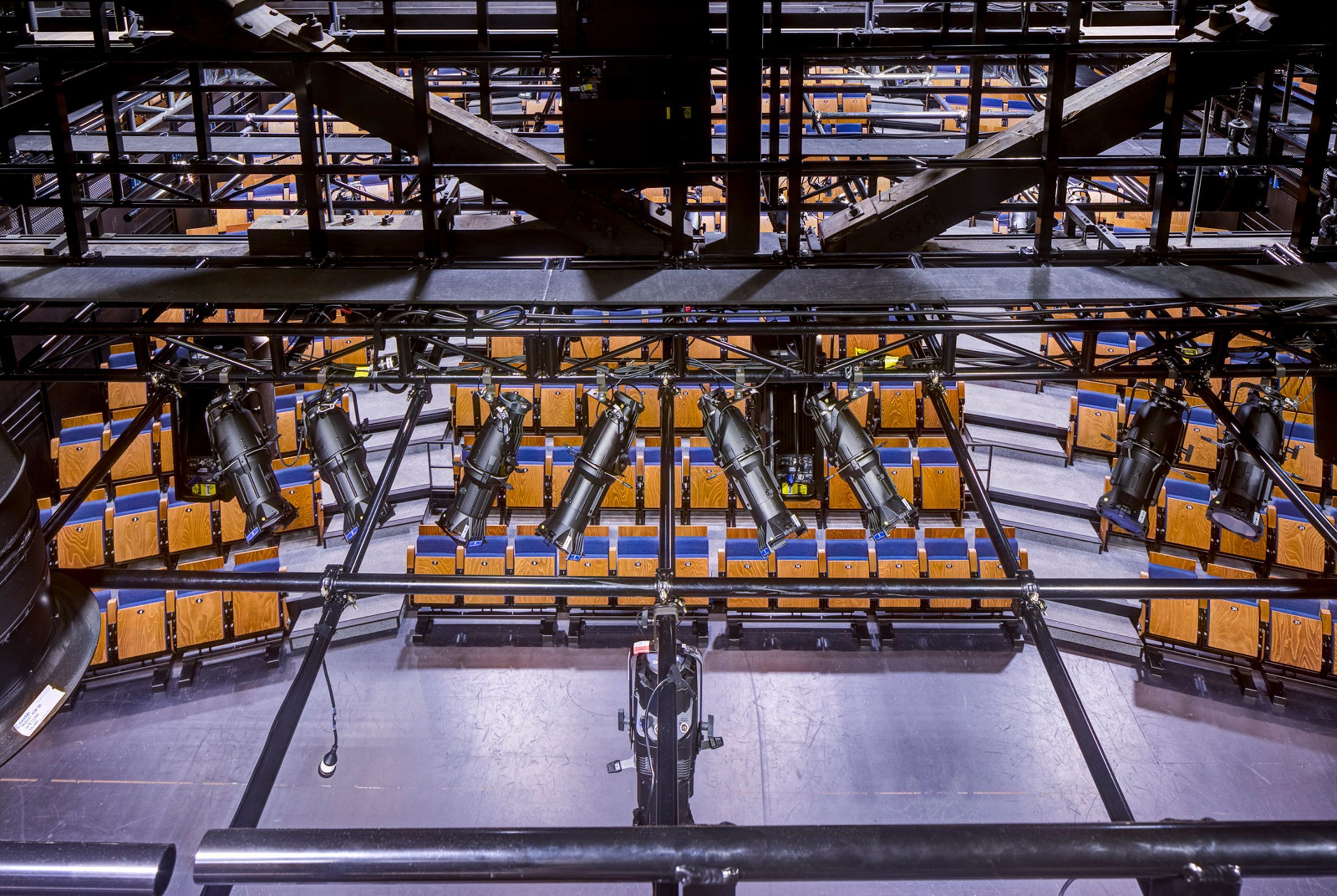 На старинной пристани сделали роскошный театр: фото интерьера На старинной пристани сделали роскошный театр: фото интерьера