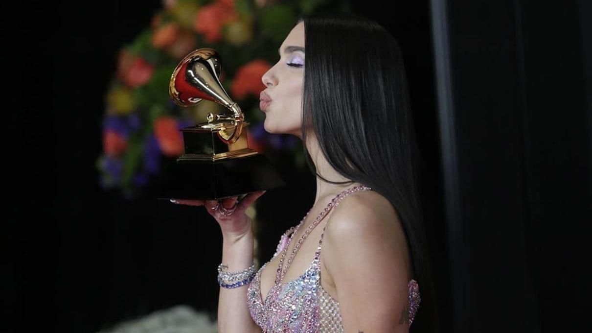 Греммі 2021: фото з червоної доріжки – всі образи знаменитостей Греммі 2021: фото з червоної доріжки – всі образи знаменитостей