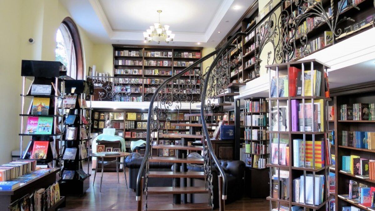 Книжный магазин в Киеве: фото интерьера