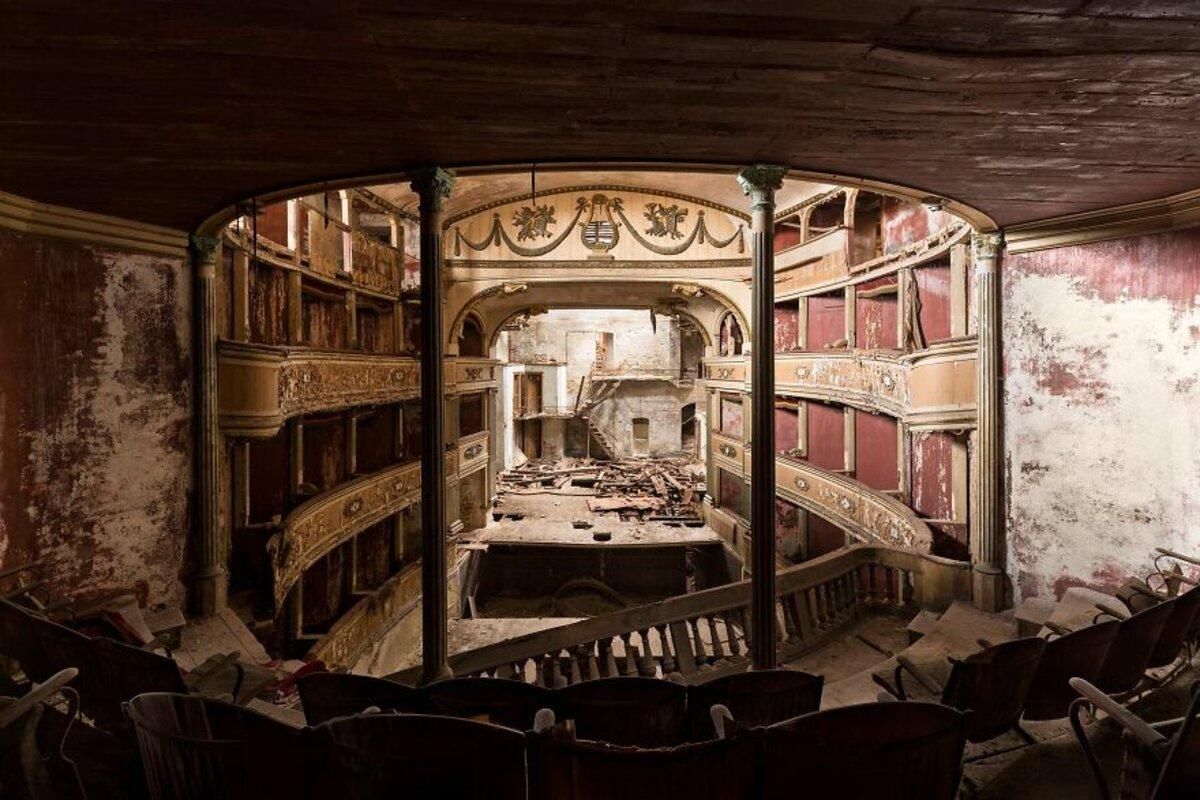Покинутое величие: интерьеры заброшенных театров из разных стран