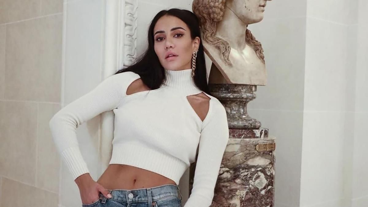 Джемпер з вирізами - тренд 2021 року Джемпер з вирізами - тренд 2021 року