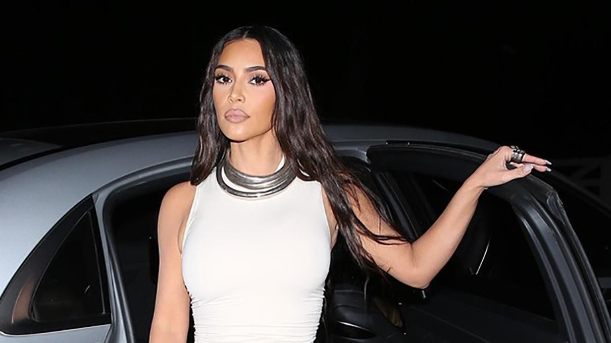 Ким Кардашян восхитила сеть платьем, которое подчеркивает все ее формы: очаровательный образ Ким Кардашян восхитила сеть платьем, которое подчеркивает все ее формы: очаровательный образ