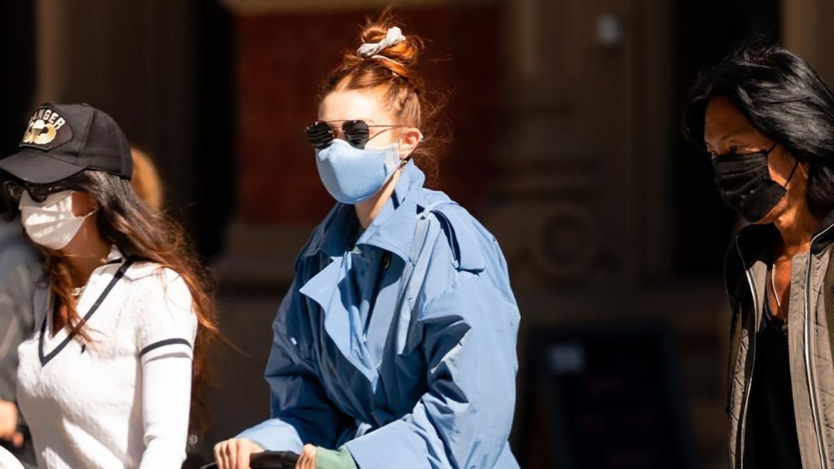 Модель Джіджі Хадід одягнула голубий і гірчичний тренч Модель Джіджі Хадід одягнула голубий і гірчичний тренч