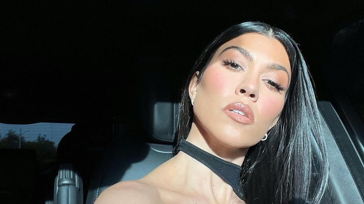 Кортні Кардашян з'явилась в сорочці від українського бренду: фото Кортні Кардашян з'явилась в сорочці від українського бренду: фото