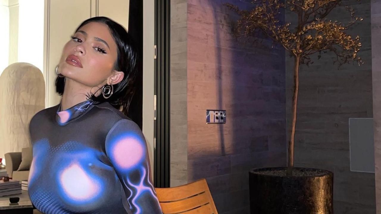 Космічна Кайлі: зірка одягнула футуристичний образ Космічна Кайлі: зірка одягнула футуристичний образ