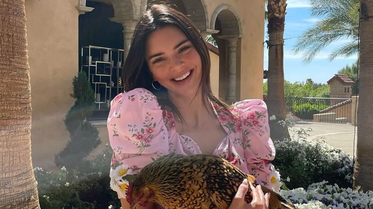 Кендалл Дженнер надела длинное цветочное платье Кендалл Дженнер надела длинное цветочное платье