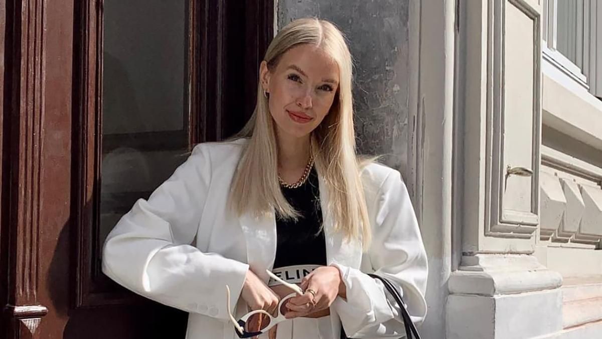 Леоні Ганне прогулялася у білосніжному костюмі Леоні Ганне прогулялася у білосніжному костюмі