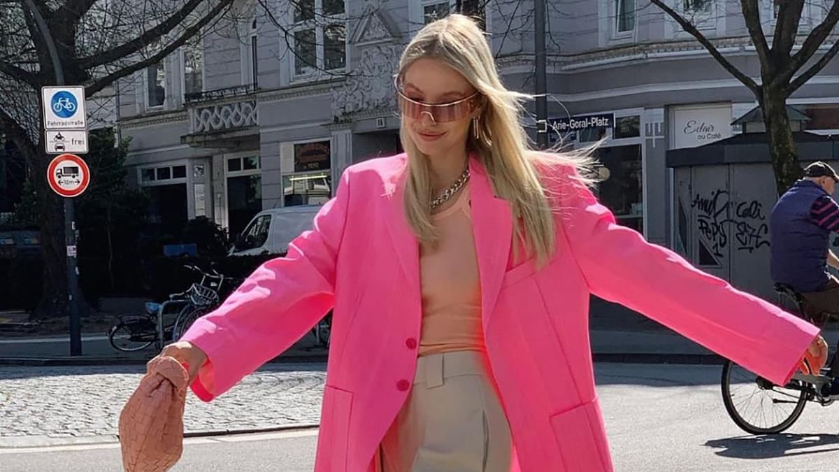 Леоні Ганне прогулялася у рожевому жакеті Леоні Ганне прогулялася у рожевому жакеті