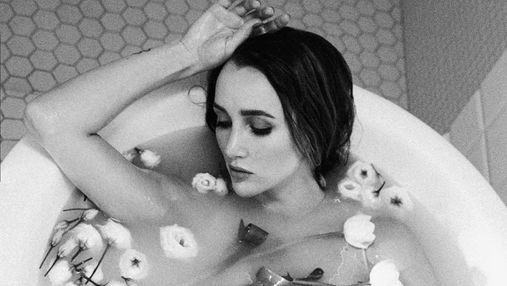 Анна Різатдінова позувала оголеною у ванній з квітами: відвертий кадр