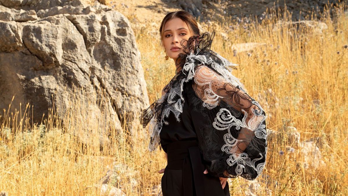 Стильні напіврозорі блузки цієї весни Стильні напіврозорі блузки цієї весни