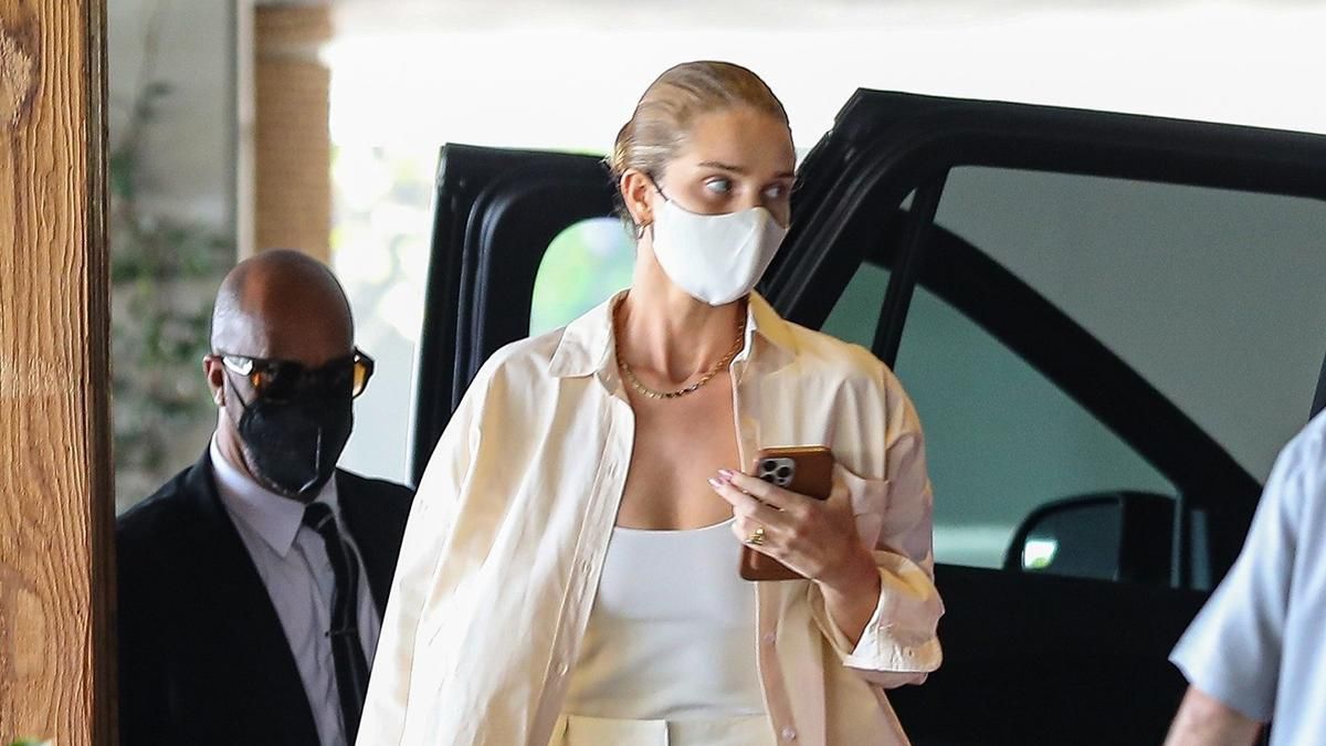 Рози Хантингтон-Уайтли показывает, как интересно одеваться в белые брюки и рубашку: фото образа Рози Хантингтон-Уайтли показывает, как интересно одеваться в белые брюки и рубашку: фото образа