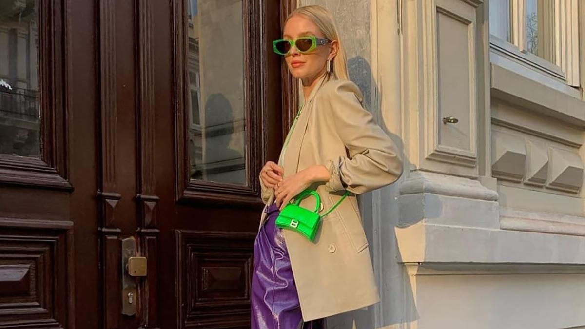 Леони Ханне покорила сеть фиолетовыми брюками, которые соединила с неоновыми туфлями: фото Леони Ханне покорила сеть фиолетовыми брюками, которые соединила с неоновыми туфлями: фото