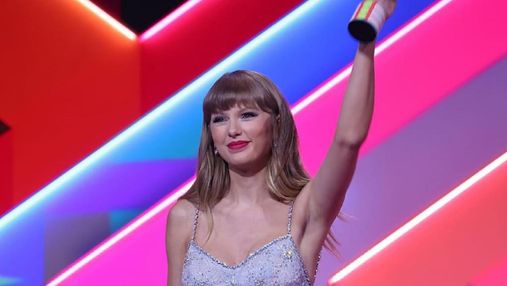 Тейлор Свифт выиграла премию BRIT Awards Global Icon в костюме расшитом драгоценными нитями